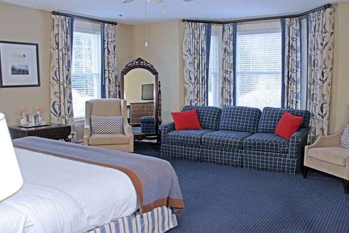 Premier Room, 1 Queen Bed, Accessible (Bretton Arms) | Hypo-allergenic bedding, down duvets, pillow-top beds, in-room safe