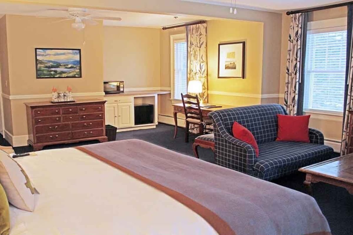 Premier Room, 1 King Bed (Bretton Arms) | Hypo-allergenic bedding, down duvets, pillow-top beds, in-room safe