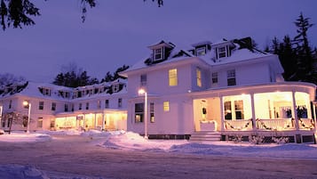 Bagian depan properti - sore/malam