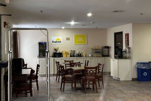 Free daily continental breakfast - Days Inn & Suites by Wyndham Eunice (Eunice)