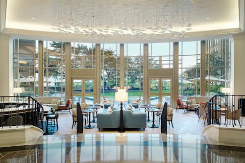 Lobby lounge