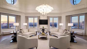 Presidential 2-Bedroom Suite | Περιοχή καθιστικού | Τηλεόραση Smart 55 ιντσών με ψηφιακά κανάλια, τηλεοράσεις