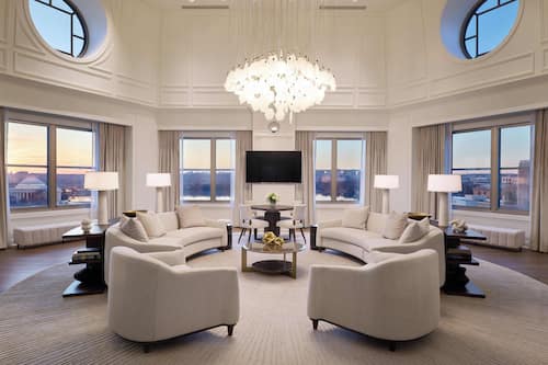 Presidential 2-Bedroom Suite | Aire de séjour | Téléviseur connecté de 55 po avec télévision numérique, téléviseur