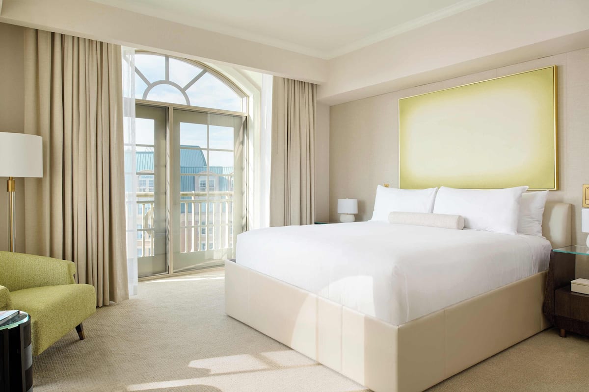 1 bedroom, Egyptian cotton sheets, premium bedding, down comforters