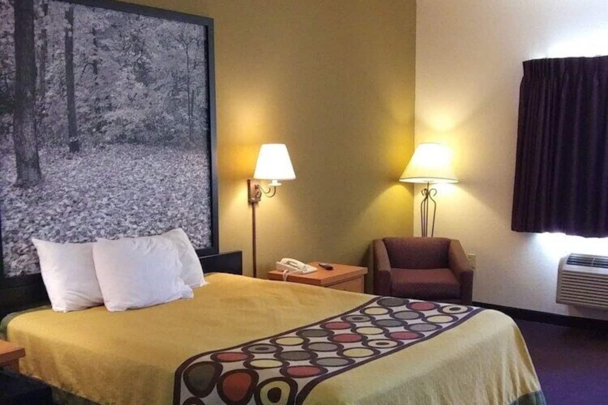 Escritorio, cortinas blackout, wifi gratis y ropa de cama