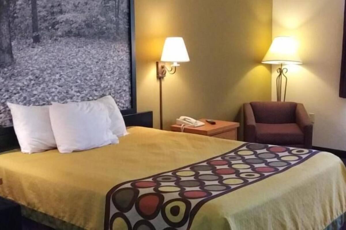 Escritorio, cortinas blackout, wifi gratis y ropa de cama