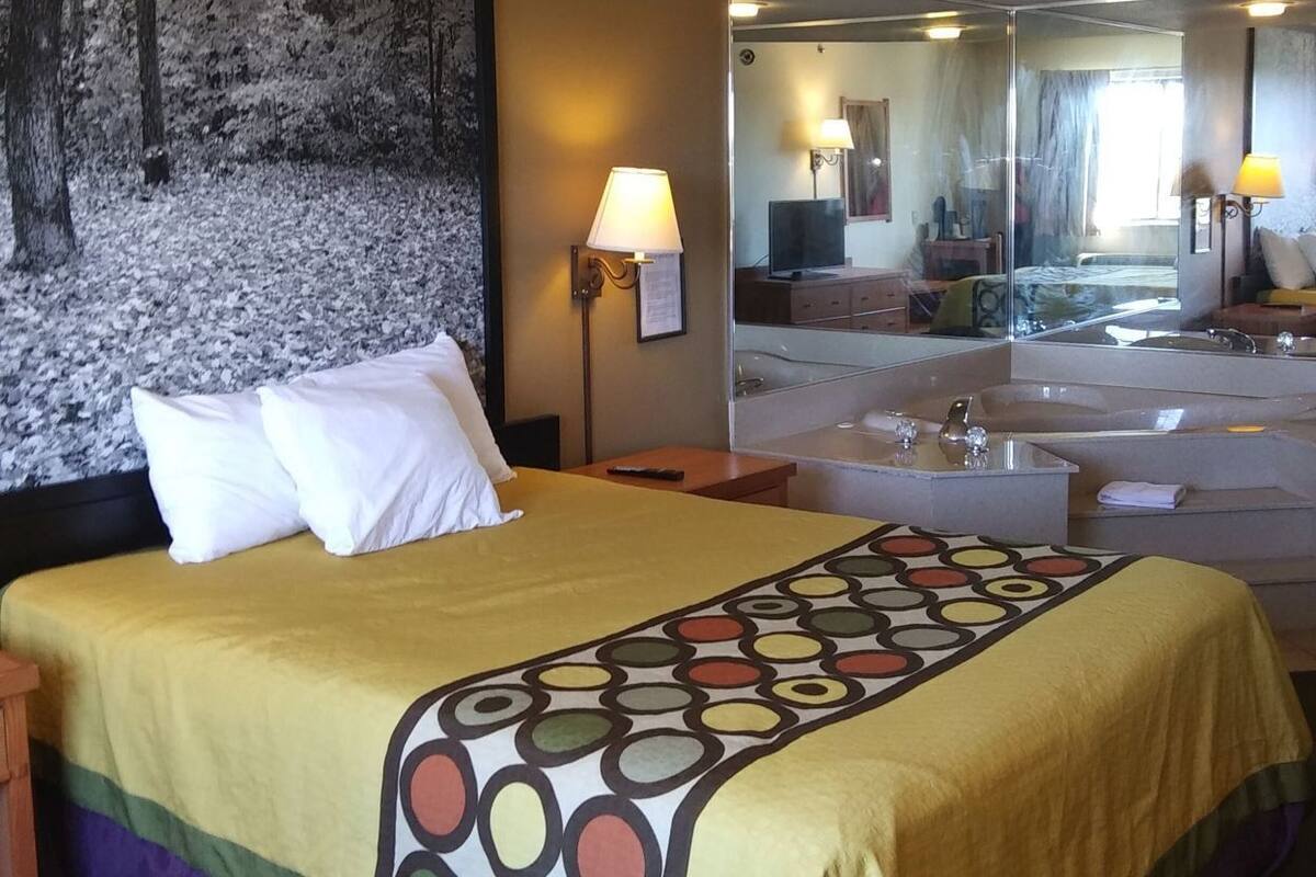 Escritorio, cortinas blackout, wifi gratis y ropa de cama