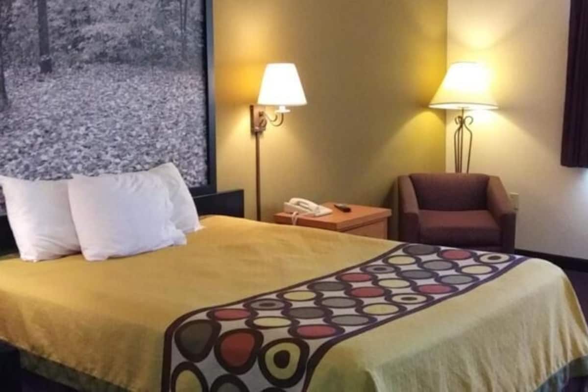 Escritorio, cortinas blackout, wifi gratis y ropa de cama