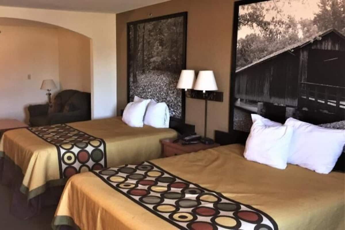 Escritorio, cortinas blackout, wifi gratis y ropa de cama
