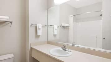 Hydromassage showerhead, free toiletries, hair dryer, towels