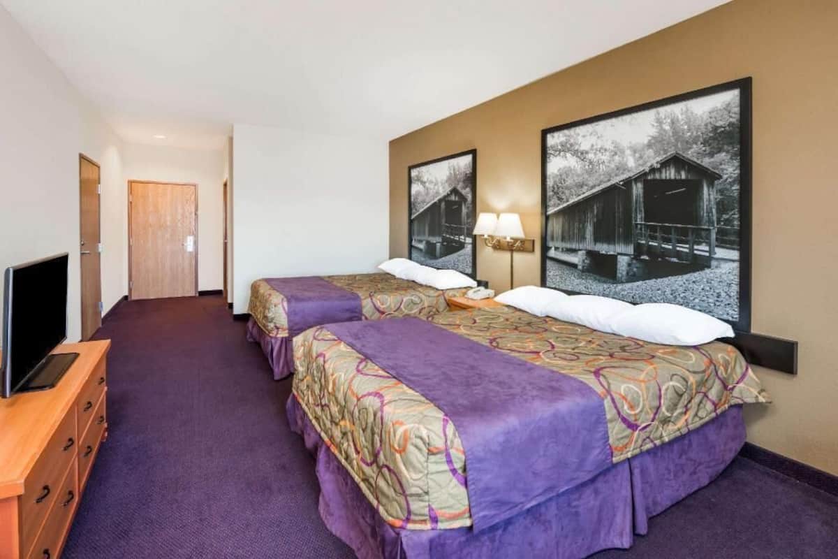 Escritorio, cortinas blackout, wifi gratis y ropa de cama