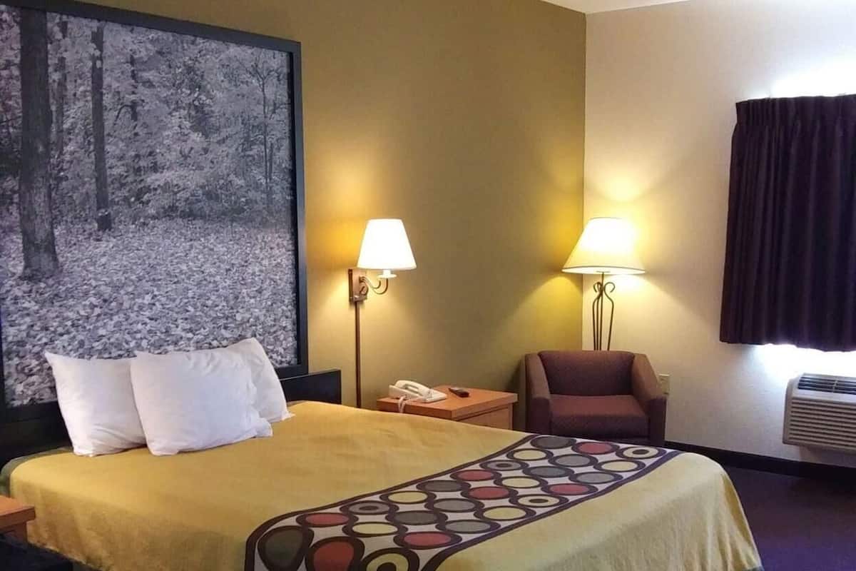 Escritorio, cortinas blackout, wifi gratis y ropa de cama