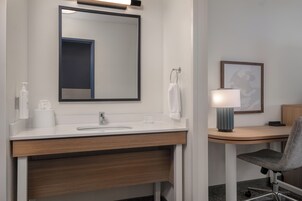 Escritorio, tabla de planchar con plancha, wifi gratis y ropa de cama 