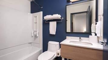 Un baño moderno con bañera, inodoro y lavamanos.