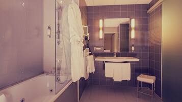 Executive Suite, Bathtub (Living Room) | Bathroom