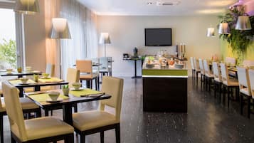 Petit déjeuner buffet (17 EUR par personne)