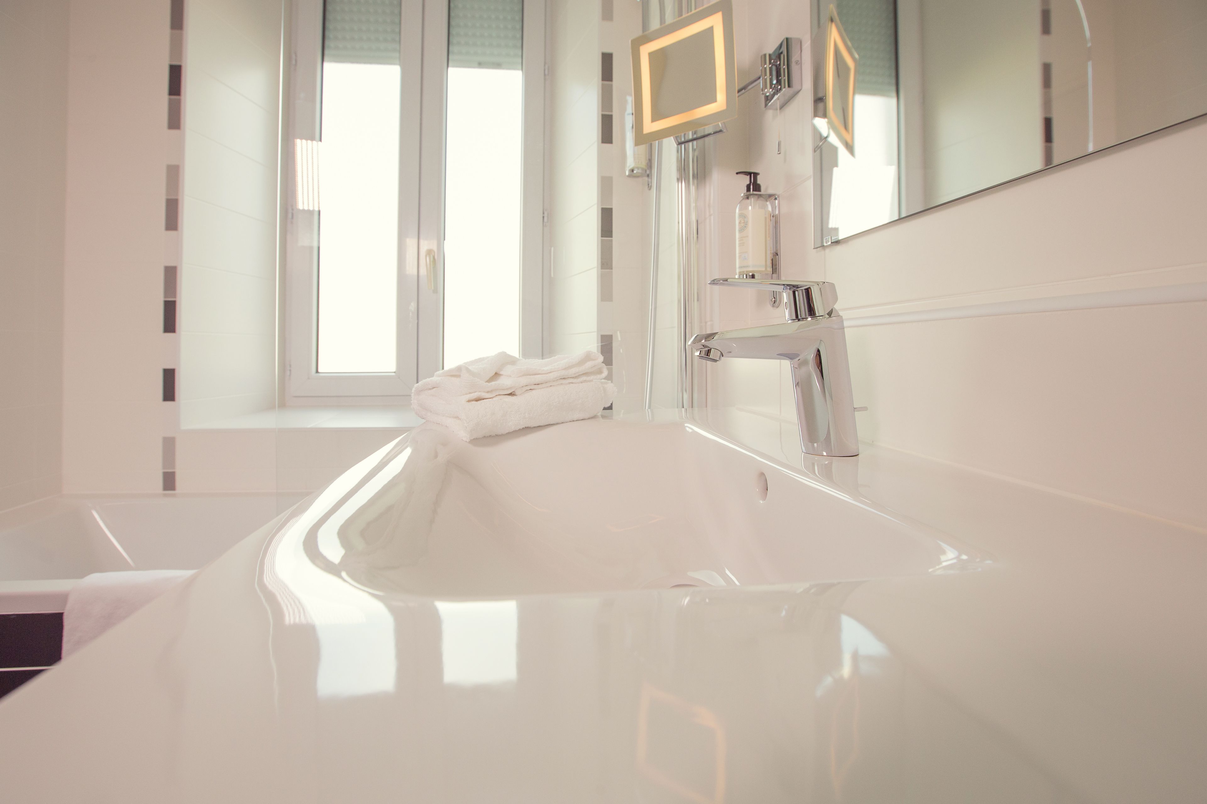 standard room, 1 queen bed | bathroom sink