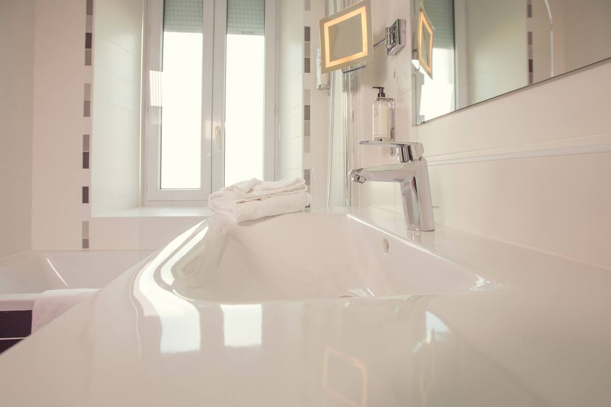 standard room, 1 queen bed | bathroom sink