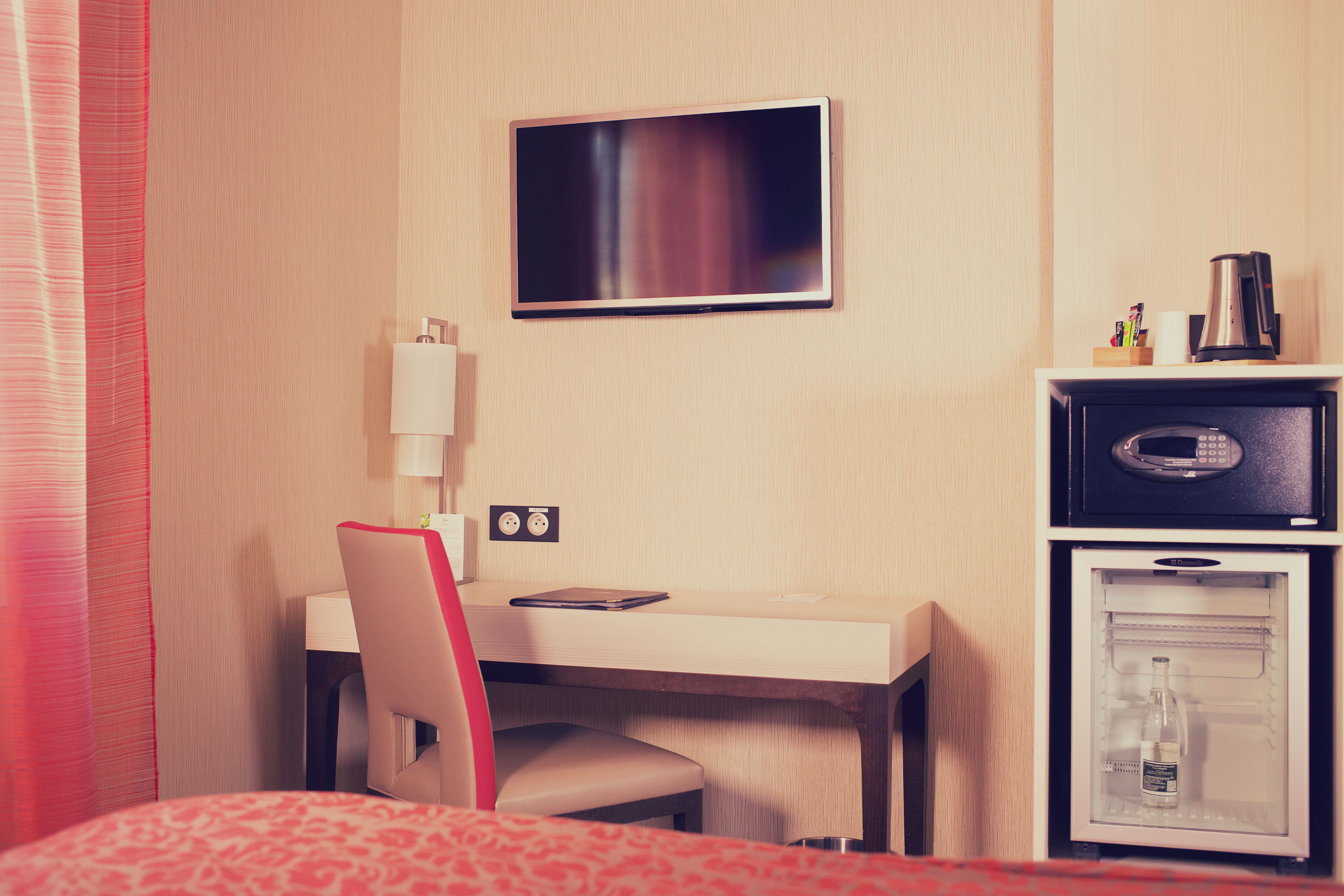 business room, 1 double bed, non smoking (small room) | room amenity