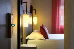 Business Room, 1 Double Bed, Non Smoking (Small Room) | Premium bedding, Select Comfort beds, minibar, in-room safe