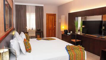 Minibar, caja de seguridad en la habitación y escritorio