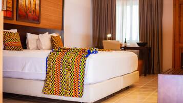 Junior-Suite | Minibar, Zimmersafe, Schreibtisch, Verdunkelungsvorhänge