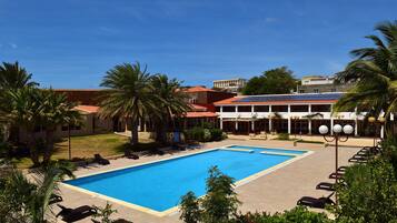 Udendørs pool, parasoller, liggestole