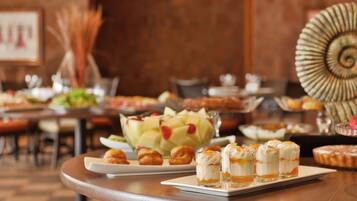 FrĂŒhstĂŒck, Mittagessen, Abendessen, moderne, europĂ€ische KĂŒche