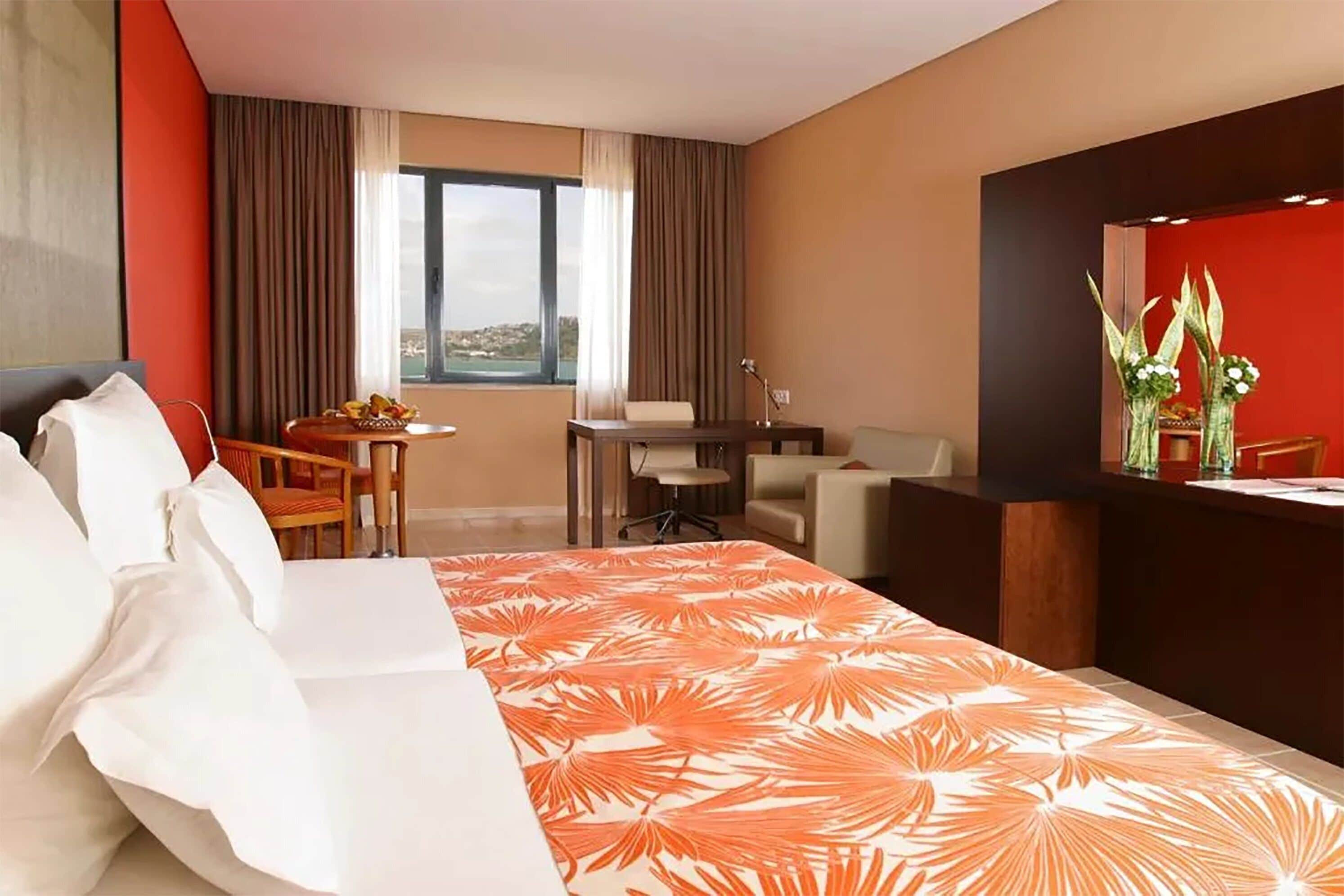 Classic Suite | Minibar, in-room safe, desk, blackout drapes