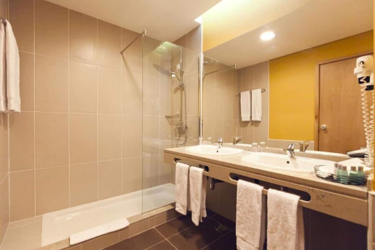 shower, rainfall showerhead, free toiletries, hair dryer