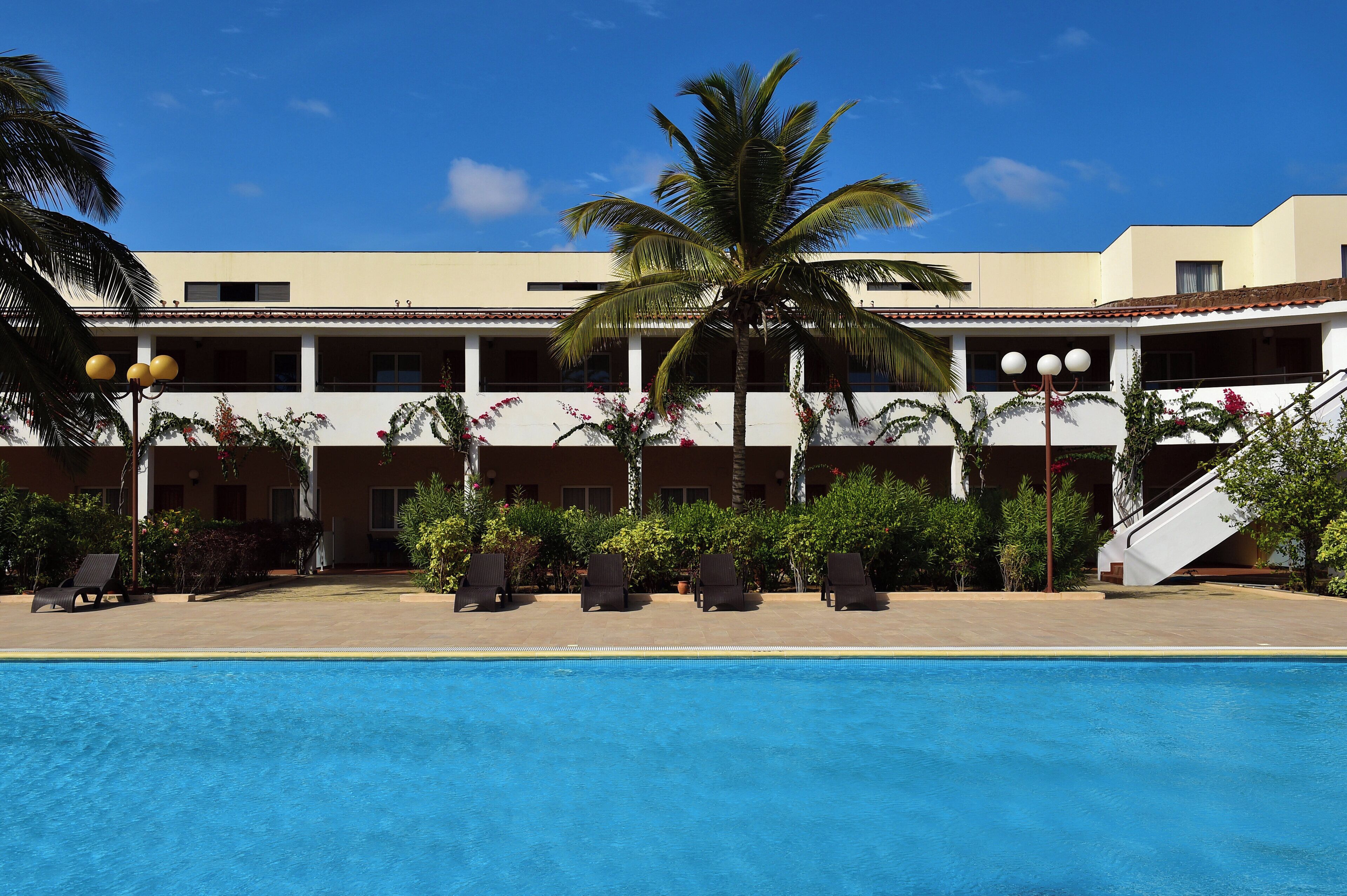 Piscine extérieure, parasols de plage, chaises longues