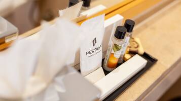 Douche, douche à « effet pluie », articles de toilette gratuits