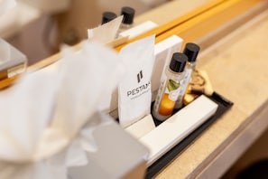 Shower, rainfall showerhead, free toiletries, hair dryer - Pestana Trópico - Ocean & City Hotel (Praia)