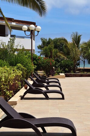 Utendørsbasseng, bassengparasoller og solsenger