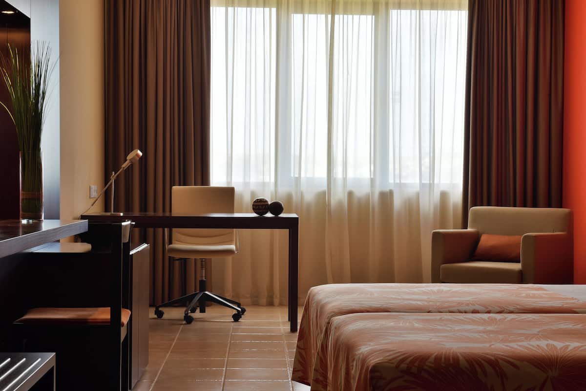 Standard Twin Room | Minibar, in-room safe, desk, blackout drapes