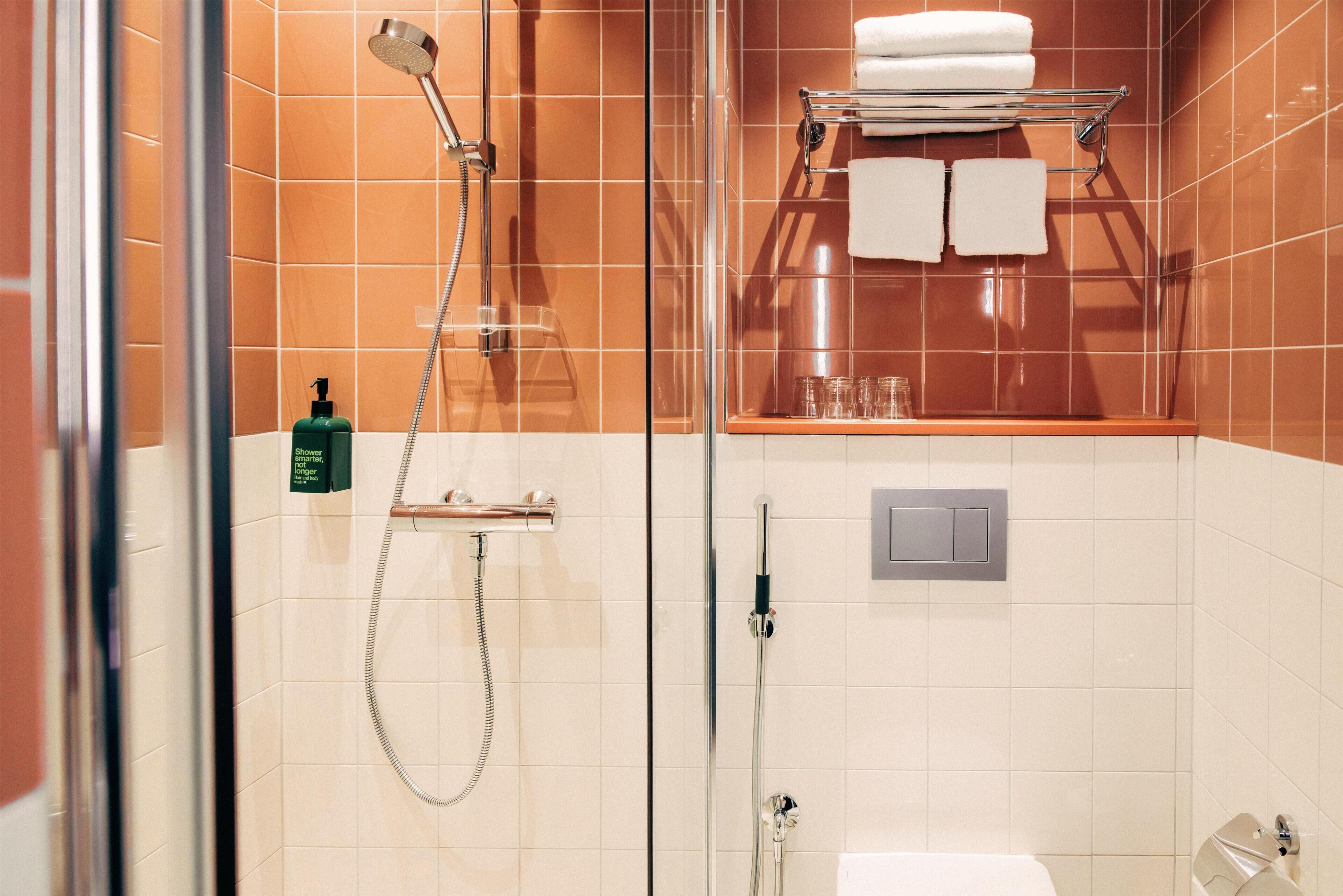 Douche, sèche-cheveux, serviettes fournies, savon