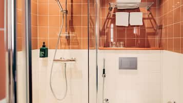 Douche, sèche-cheveux, serviettes fournies, savon