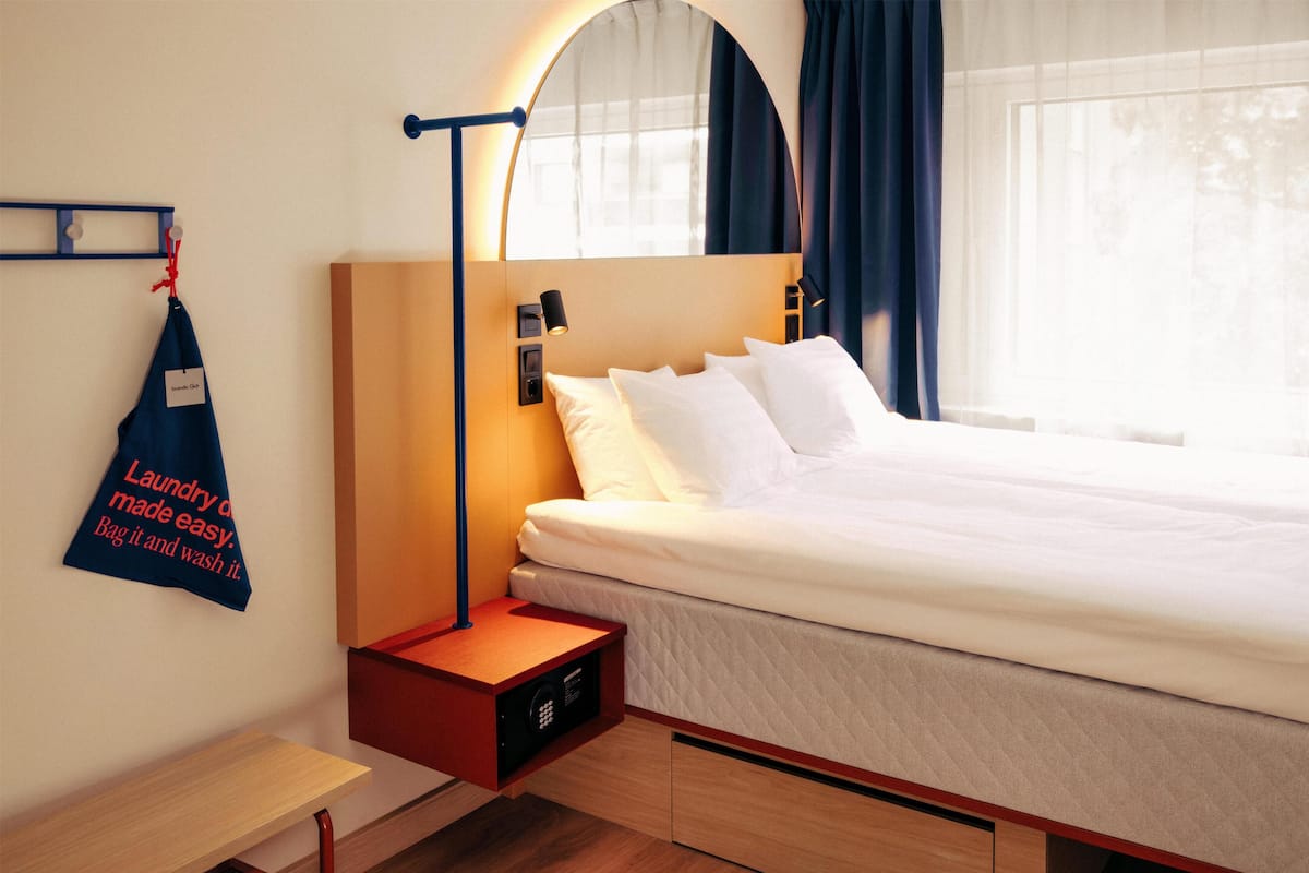 Queen room for 2 persons | In-room safe, blackout drapes, WiFi (free), bed sheets