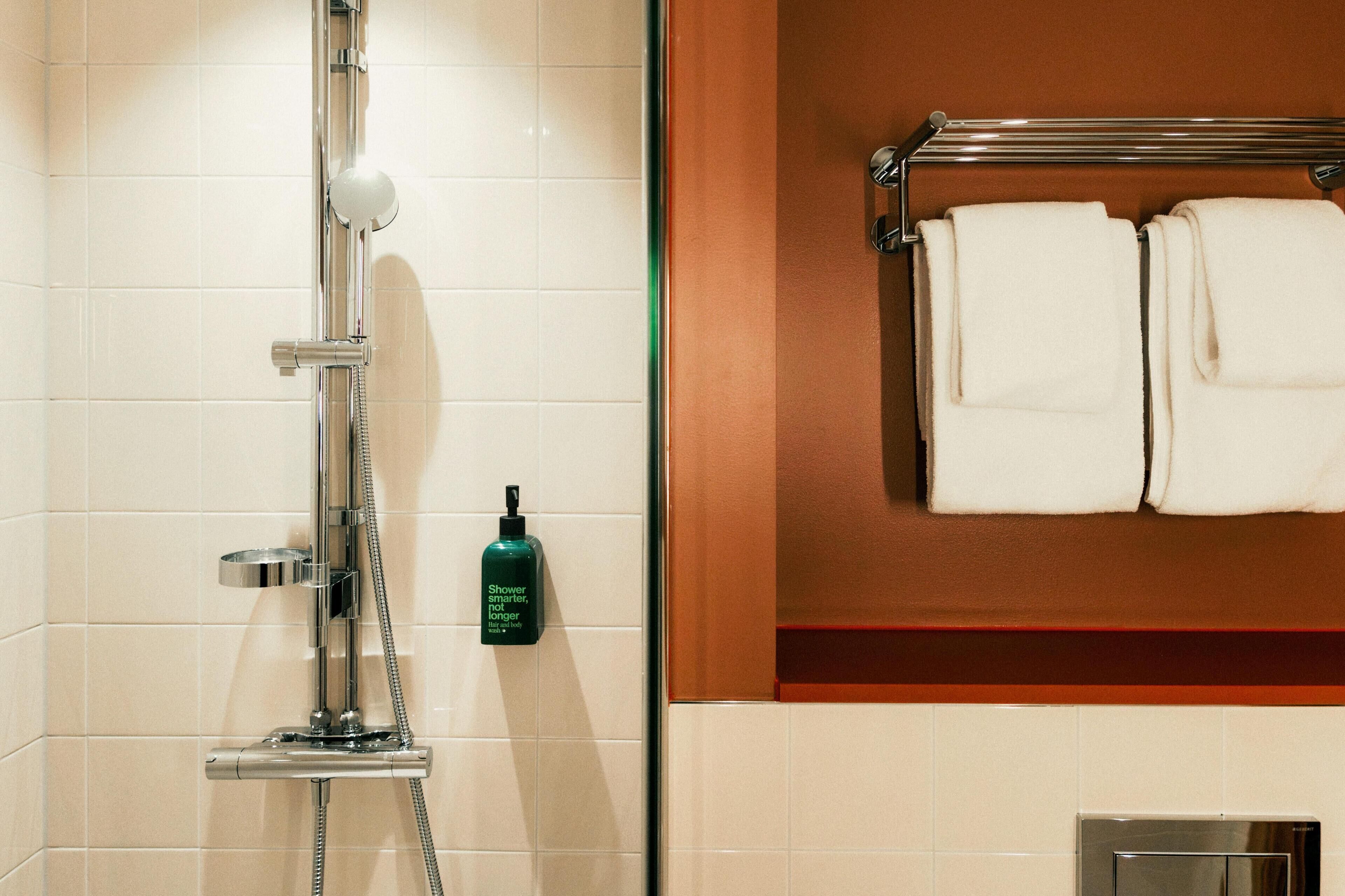 Douche, sèche-cheveux, serviettes fournies, savon