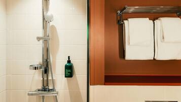 Douche, sĂšche-cheveux, serviettes fournies, savon