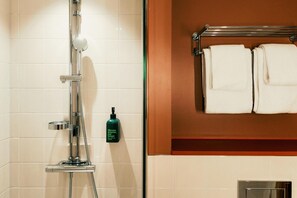 Douche, sèche-cheveux, serviettes fournies, savon