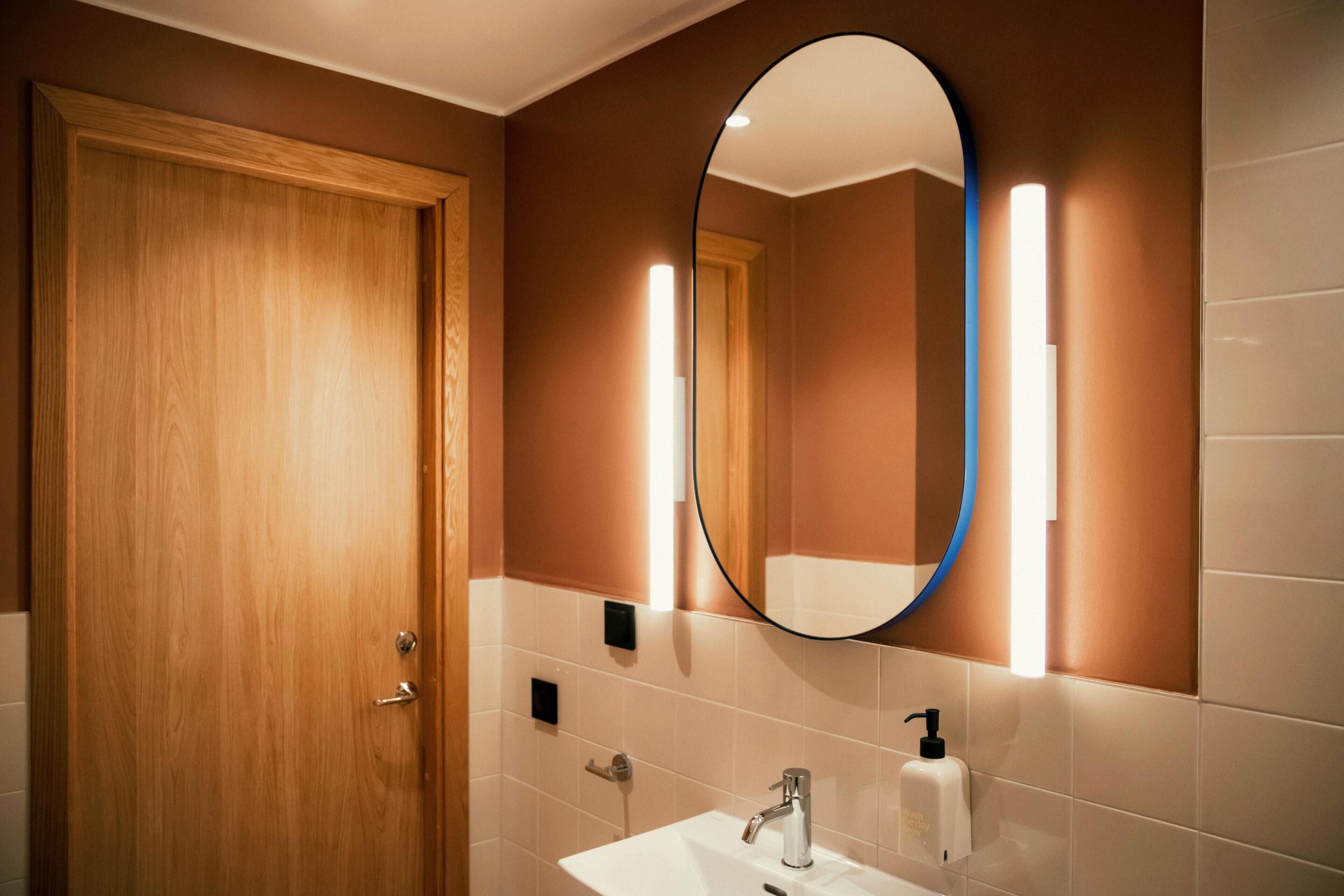 Buồng tắm vòi sen, máy sấy tóc, khăn tắm, xà phòng 