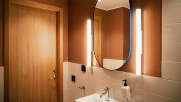 Buồng tắm vòi sen, máy sấy tóc, khăn tắm, xà phòng