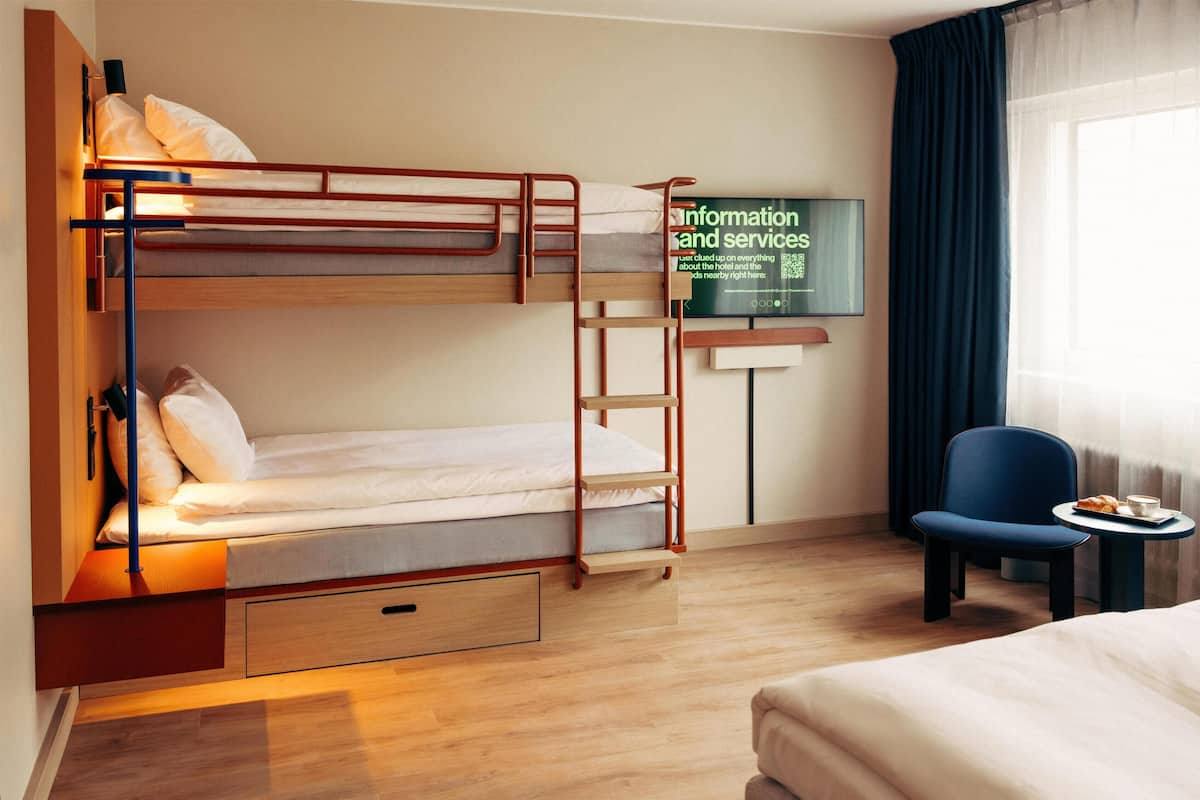 Queen room for 4 persons | In-room safe, blackout drapes, WiFi (free), bed sheets