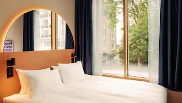 Queen room for 2 persons | In-room safe, blackout drapes, free WiFi, bed sheets