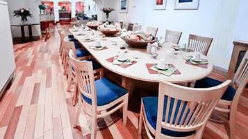 Daily continental breakfast (EUR 4.50 per person)