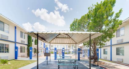 Days Inn & Suites by Wyndham Laredo