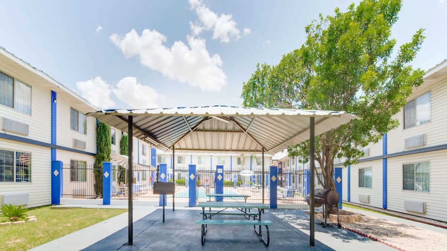 Days Inn & Suites by Wyndham Laredo
