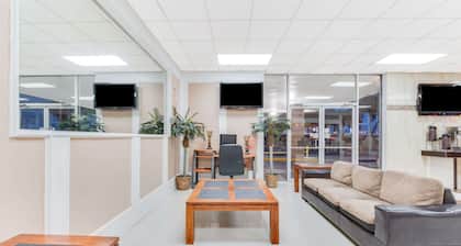 Days Inn & Suites by Wyndham Laredo