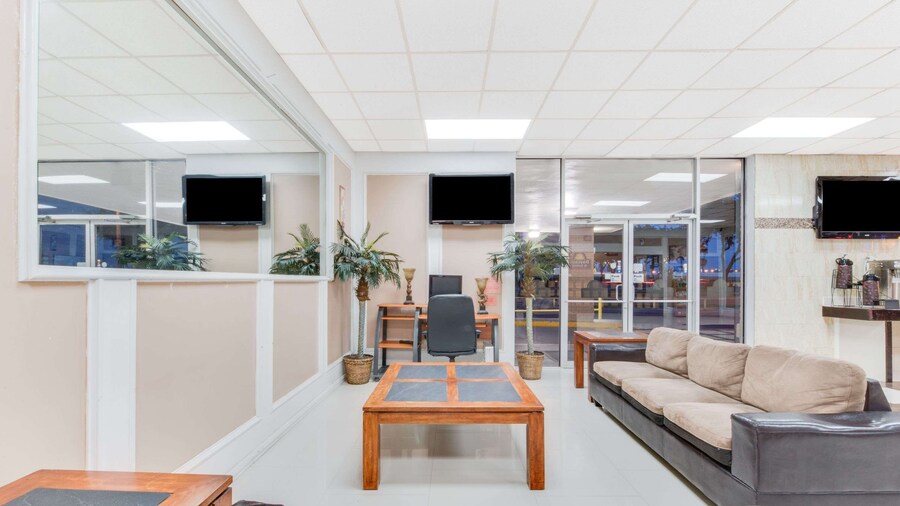 Days Inn & Suites by Wyndham Laredo